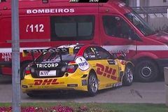 Video: Nizozemec narazil závodním autem do hasičského vozu. Vylezl z trosek a začal všechno točit
