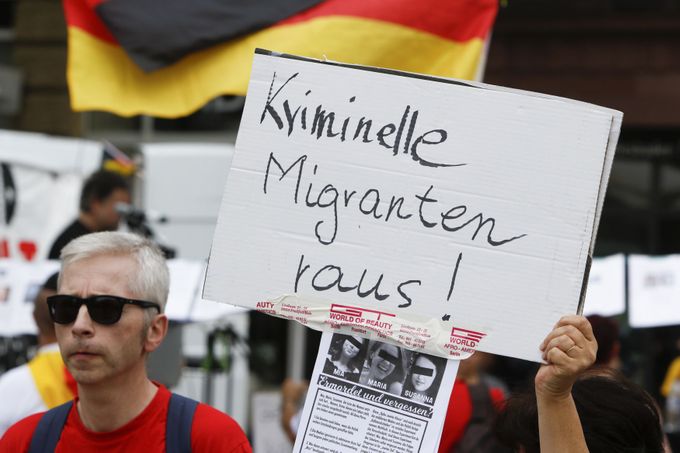 Protesty krajní pravice ve Wiesbadenu kvůli znásilnění a vraždě židovské dívky, červenec 2018