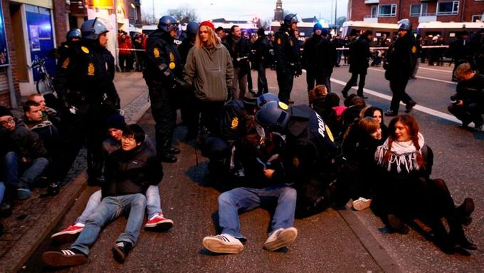 Dánský policista zatýká jednoho z výtržníků
