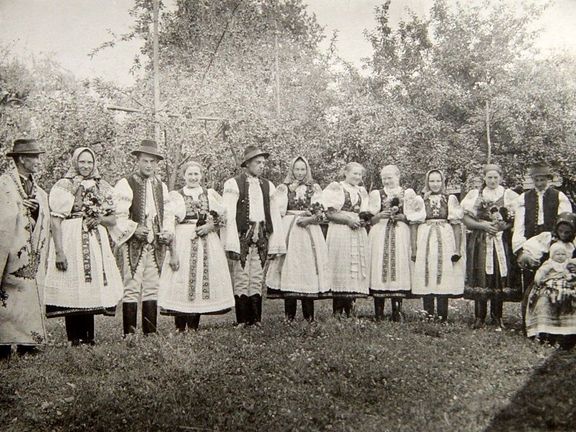 Lidé z Lieskovce v krojích. Snímek z období mezi první a druhou světovou válkou.