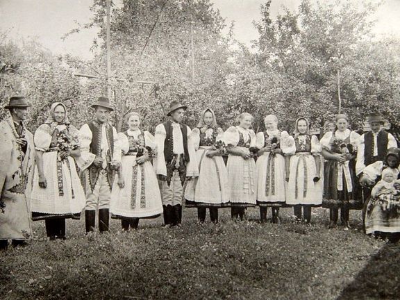 People from Lieskovec in costumes.  A picture from the period between the First and Second World Wars.