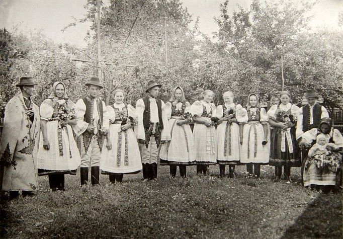 Lidé z Lieskovce v krojích. Snímek z období mezi první a druhou světovou válkou.