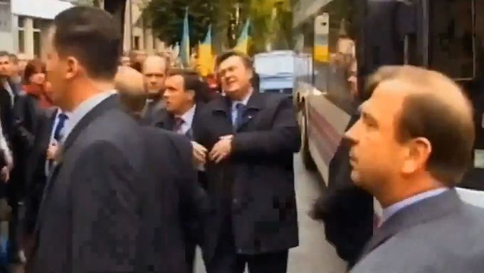 "Atentát" vejcem na Viktora Janukovyče v roce 2014