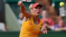 Dánská tenistka Caroline Wozniacká stihla míček v utkání s Estonkou Kaiou Kanepiovou ve 3. kole French Open 2012.