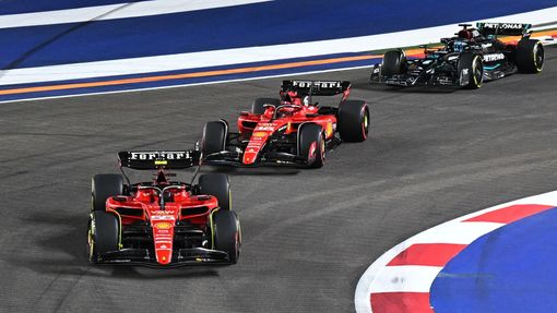 Carlos Sainz a Charles Leclerc  (oba Ferrari) ve  VC Singapuru F1 2023