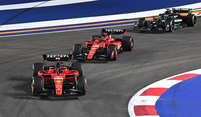 Carlos Sainz a Charles Leclerc  (oba Ferrari) ve  VC Singapuru F1 2023