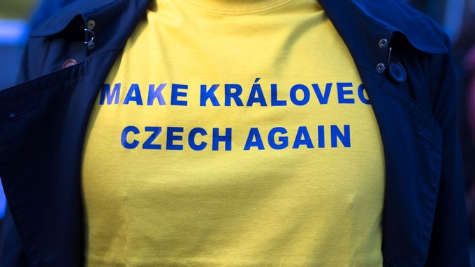 Foto: Královec je český. Referendum před ruskou ambasádou dopadlo jednoznačně