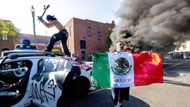 Los Angeles, Spojené státy: protesty proti federálním raziím nabraly nečekaný směr, když demonstranti masově zapalovali autonomní vozidla Waymo, která sloužila jako vozová hradba proti policistům.