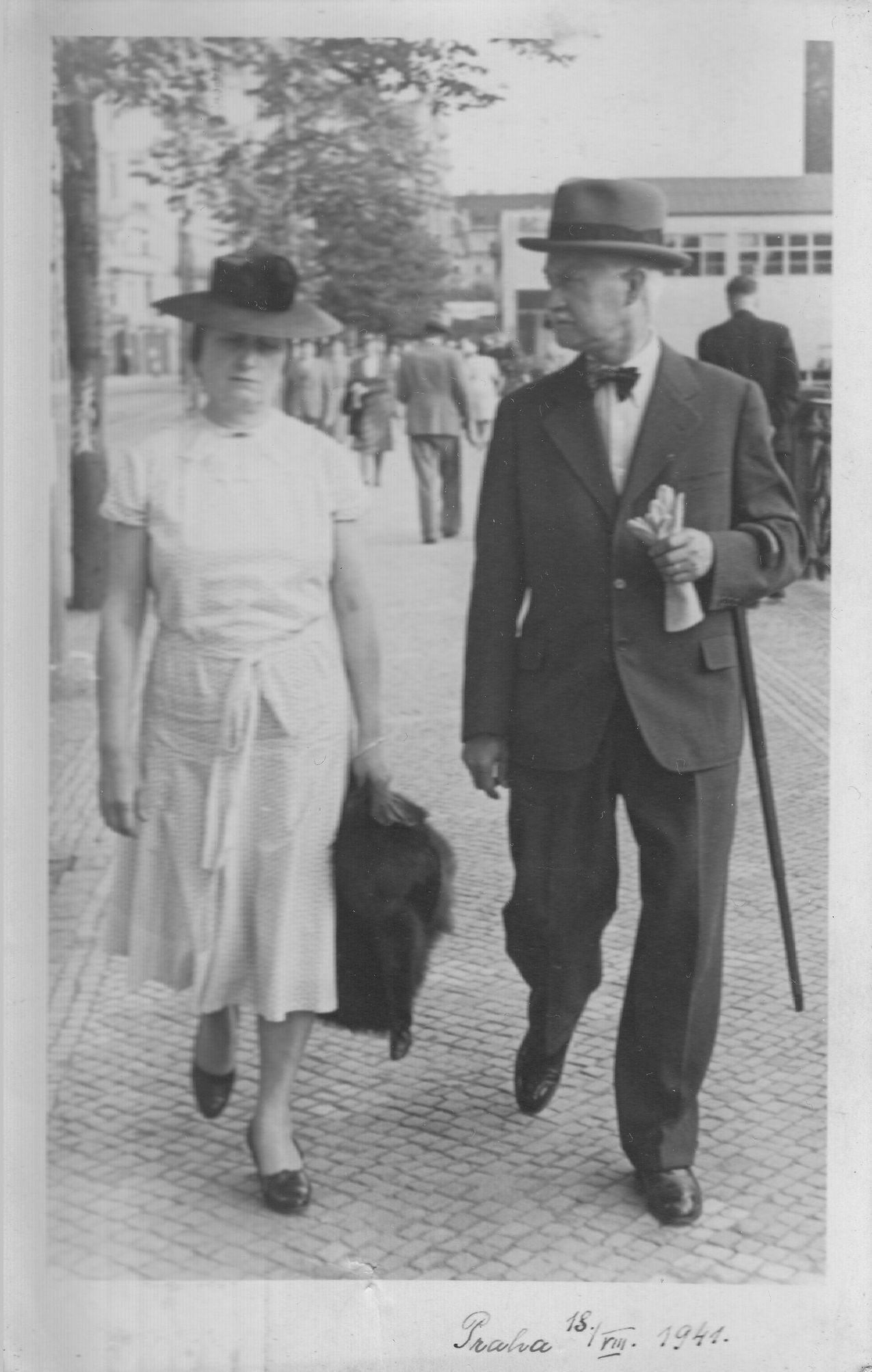 Česká pravoslavná církev. Jan Sonnevend s manželkou u Mánesa, 18. 8. 1941, jedna z posledních fotek