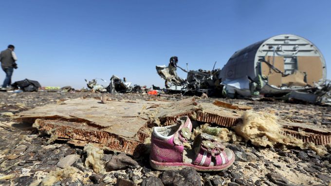 Foto: Trosky letadla leží na Sinaji kilometry od sebe, Rusové truchlí
