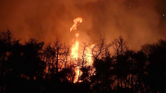 Mohutný požár sužuje Řecko. Hoří 30 kilometrů od centra Atén