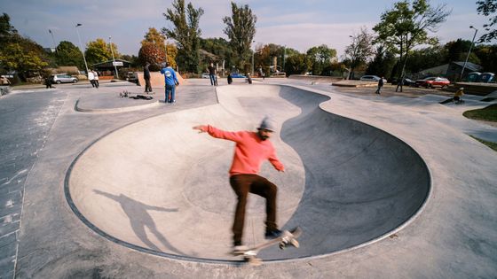 Jde to s nimi z kopce a to je dobře. Praha má další skatepark, láká na sochy a kino