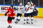 Američané vyhnali kanadského gólmana, Švýcaři potvrdili výhru nad Českem proti Dánům