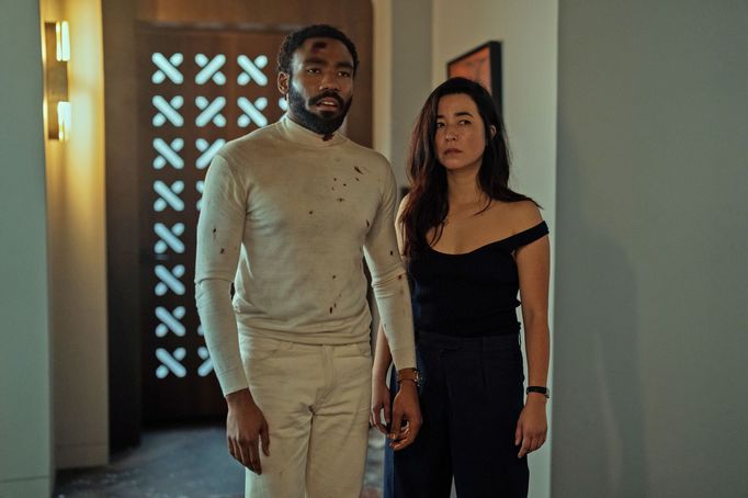 Donald Glover jako John Smith a Maya Erskine v roli Jane Smith.