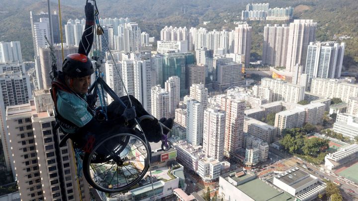 Paraplegik na vozíku zdolal hongkongský mrakodrap. "Měl jsem celkem obavy," říká