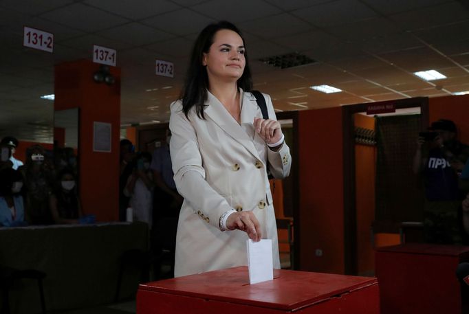 Kandidátka běloruské opozice na prezidentský úřad Svjatlana Cichanouská ve volební místnosti v Minsku