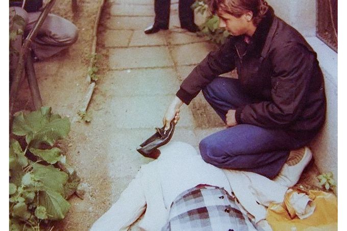 Jiří Straka při rekonstrukci vraždy lékařky Věry F. v Hloubětíně, 1985. Vrah ukazuje, jak oběť bil do hlavy podpatkem její vlastní boty.
