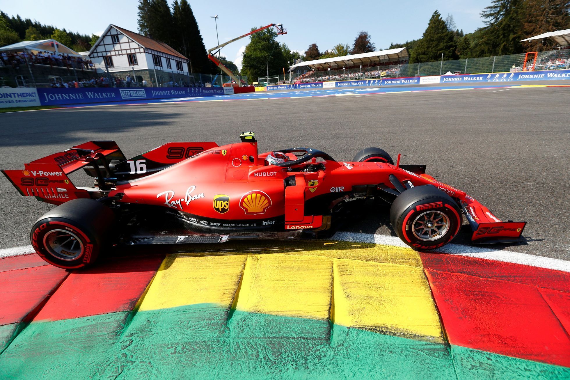 Charles Leclerc ve Ferrari při kvalifikaci na GP Belgie formule 1 2019