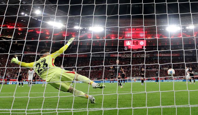 Patrik Schick z Leverkusenu dává gól z penalty v zápase s Eintrachtem Frankfurt.