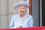 Alžběta II., nejdéle vládnoucí panovnice v dějinách země, zdraví davy Britů z balkonu Buckinghamského paláce.