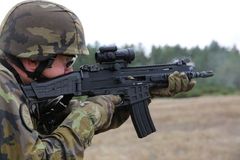 Vyzbrojování armády: Kulomety se soutěží načtyřikrát, jindy se shání špatné náboje