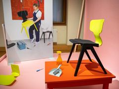 Nizozemská návrhářka Ineke Hans představuje svou zálohovanou židli Rex.
