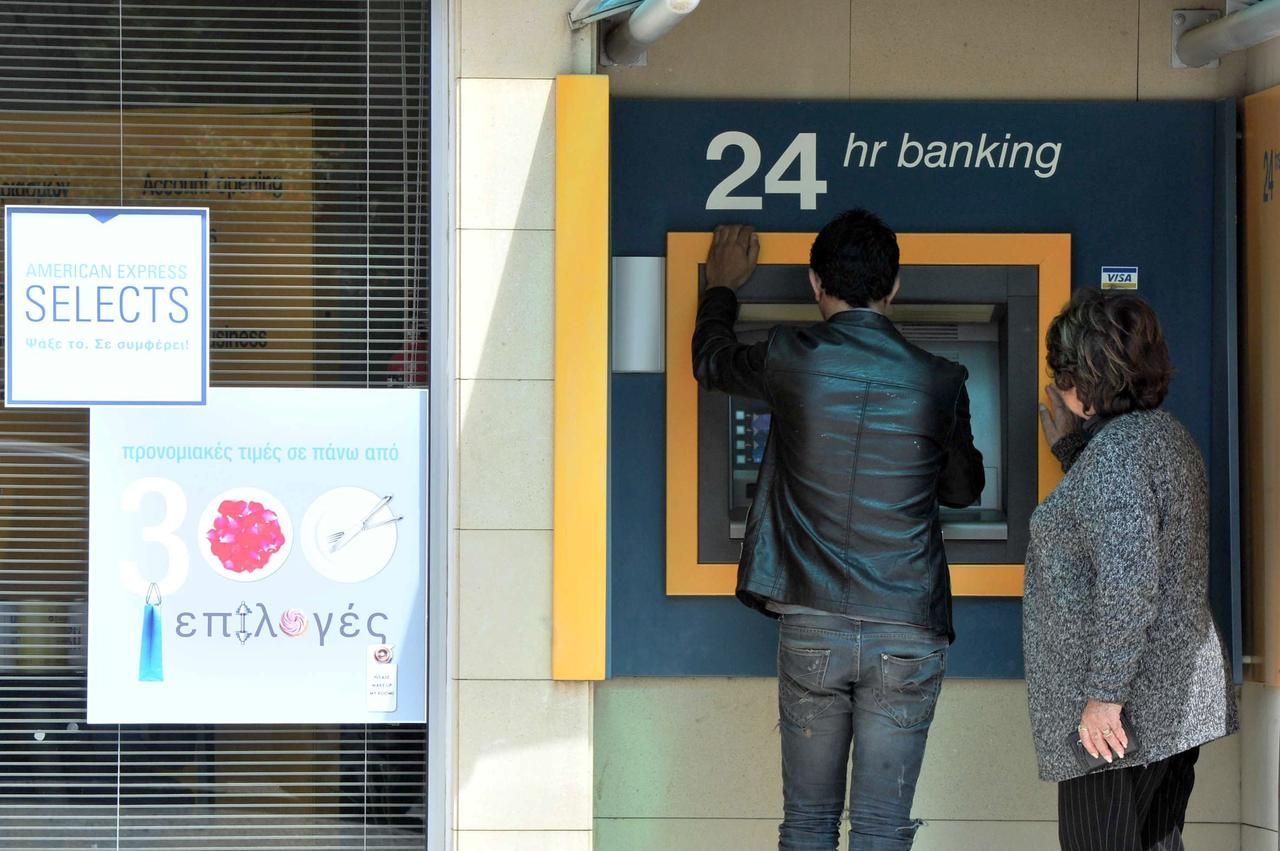 Lidé na Kypru zamířili k bankomatům