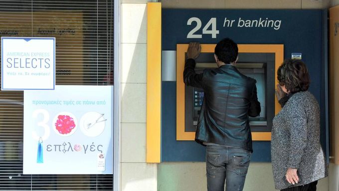 Lidé na Kypru zamířili k bankomatům. Momentka z Nikósie.