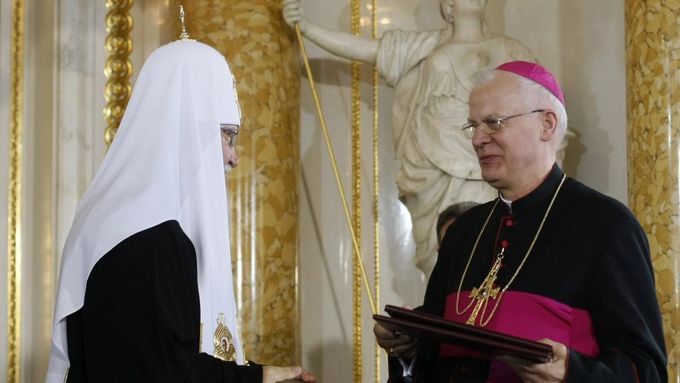 Patriarcha Kirill a předseda polské bisukpské konference arcibiskup Jozef Michalik.