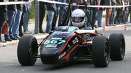 Druhý představným vozem je formule poháněná elektromotorem. "Není zatím mnoho firem, které by ovládaly řízení elektrických motorů. I v soutěži je běžné, že týmy nakupují hotové dílčí celky, které "pouze" spojují dohromady," uvedl kapitán divize Electric František Pech. Elektrická formule je stejně jako její spalovací sestra kvůli úspoře hmotnosti zčásti zkonstruovaná z uhlíkových vláken.