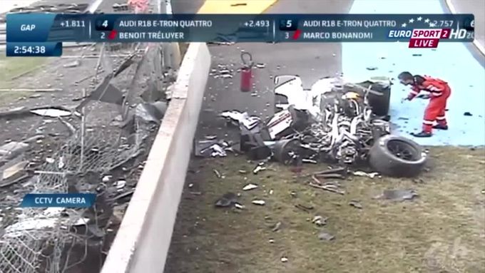Podívejte se, jak Loic Duval zničil v Le Mans svůj speciál Audi.