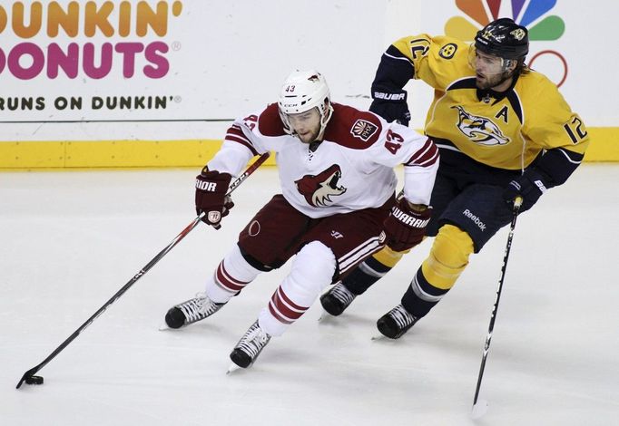 Pouliot (Phoenix Coyotes) v souboji s Fisherem (Phoenix), čtvrtý zápas série v Stanley cupu.