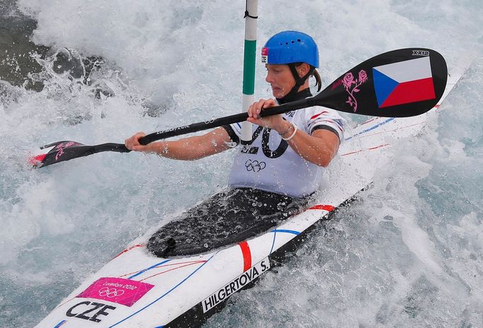 Česká kajakářka Štěpánka Hilgertová trénuje během prvního dne Olympiády 2012 v Londýně.