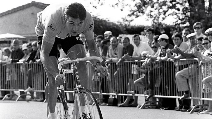 Eddy Merckx si podmanil Tour de France celkem pětkrát. Při snaze o rekord ho inzultoval divák.