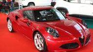 Jen kousek od oranžového skvostu stojí výrazně menší, avšak neméně zajímavá Alfa Romeo 4C. Díky extrémně nízké hmotnosti (necelých 900 kilogramů) jí k velmi zajímavým jízdním výkonům stačí 240 koňských sil.