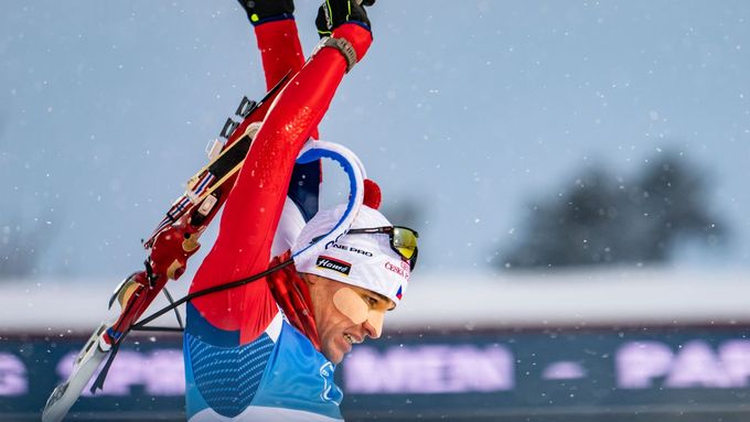 Michal Krčmář na střelnici při sprintu v Östersundu