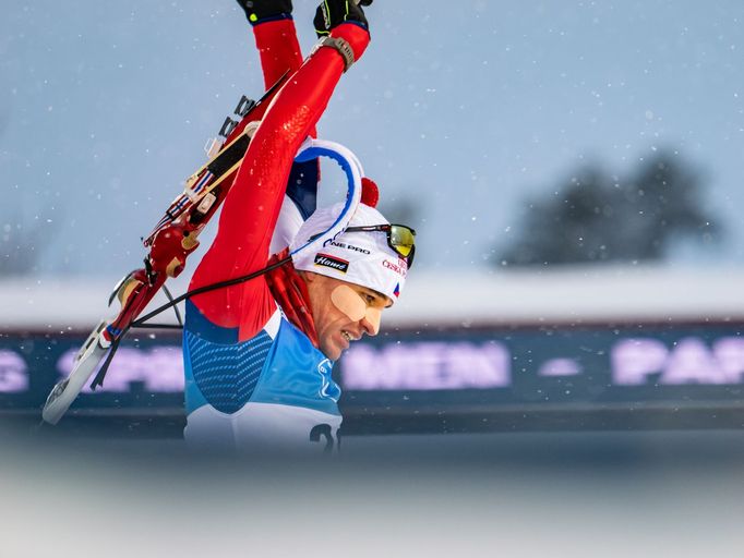 Michal Krčmář na střelnici při sprintu v Östersundu