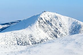 Zimní Krkonoše z výšky. Unikátní letecké snímky od Vrbatovy boudy až po Sněžku