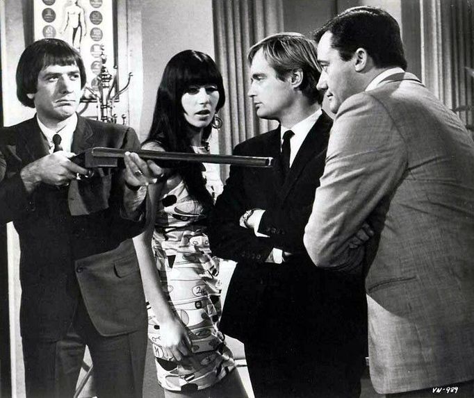 Sonny Bono, Cher, David McCallum a Robert Vaughn v epizodě seriálu The Man from U.N.C.L.E. z 60. let.