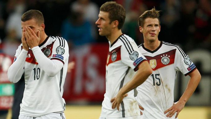 Smutní němečtí fotbalisté po remíze s Irskem v kvalifikaci na Euro 2016