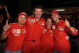 Ještě víc zdeptaných dvojek má na svém "triku" Michael Schumacher (zcela vpravo). V suverénním Ferrari na počátku nového milénia to byl Brazilec Rubens Barrichello (vlevo).