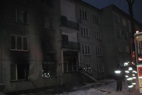 Foto: Požár paneláku v Plesné na Chebsku