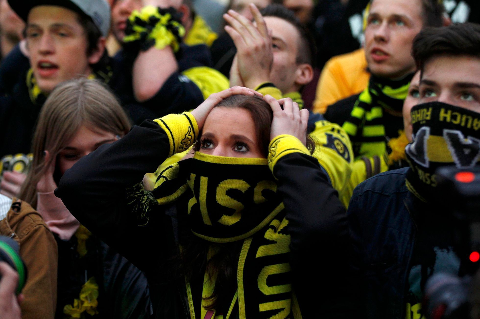 Fotbal, Liga mistrů, Bayern - Dortmund: fanynka Dortmundu