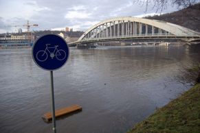 Prší a taje. Řeky straší západ Česka