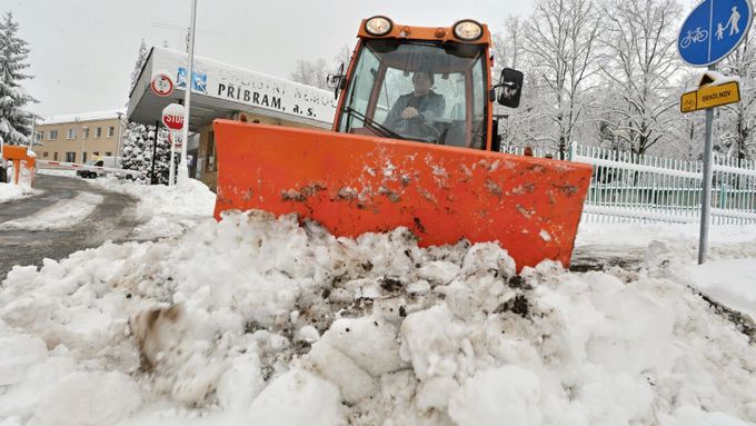 Na snímku pracovník technických služeb odstraňuje sníh z chodníku u příbramské oblastní nemocnice.