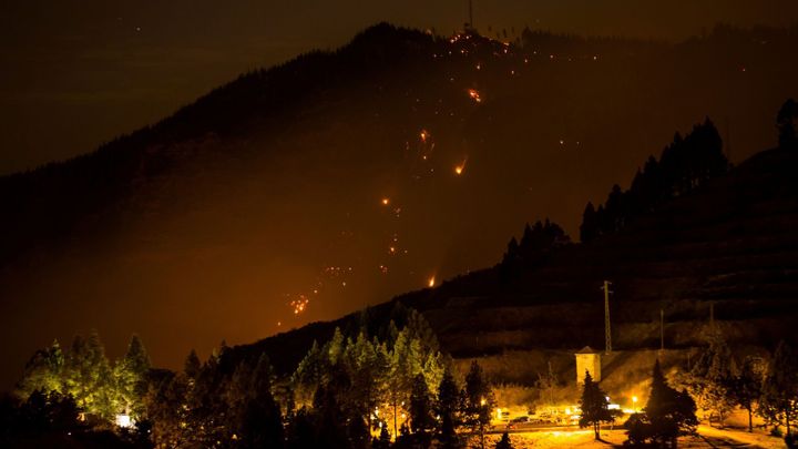 Požár na Kanárských ostrovech zuří dál, hasiči už evakuovali 8000 lidí
