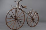 Díky kolegům z řad cyklistických nadšenců se dostane i ke vzácným modelům. Pracoval třeba na tomto kole z šedesátých let 19. století.