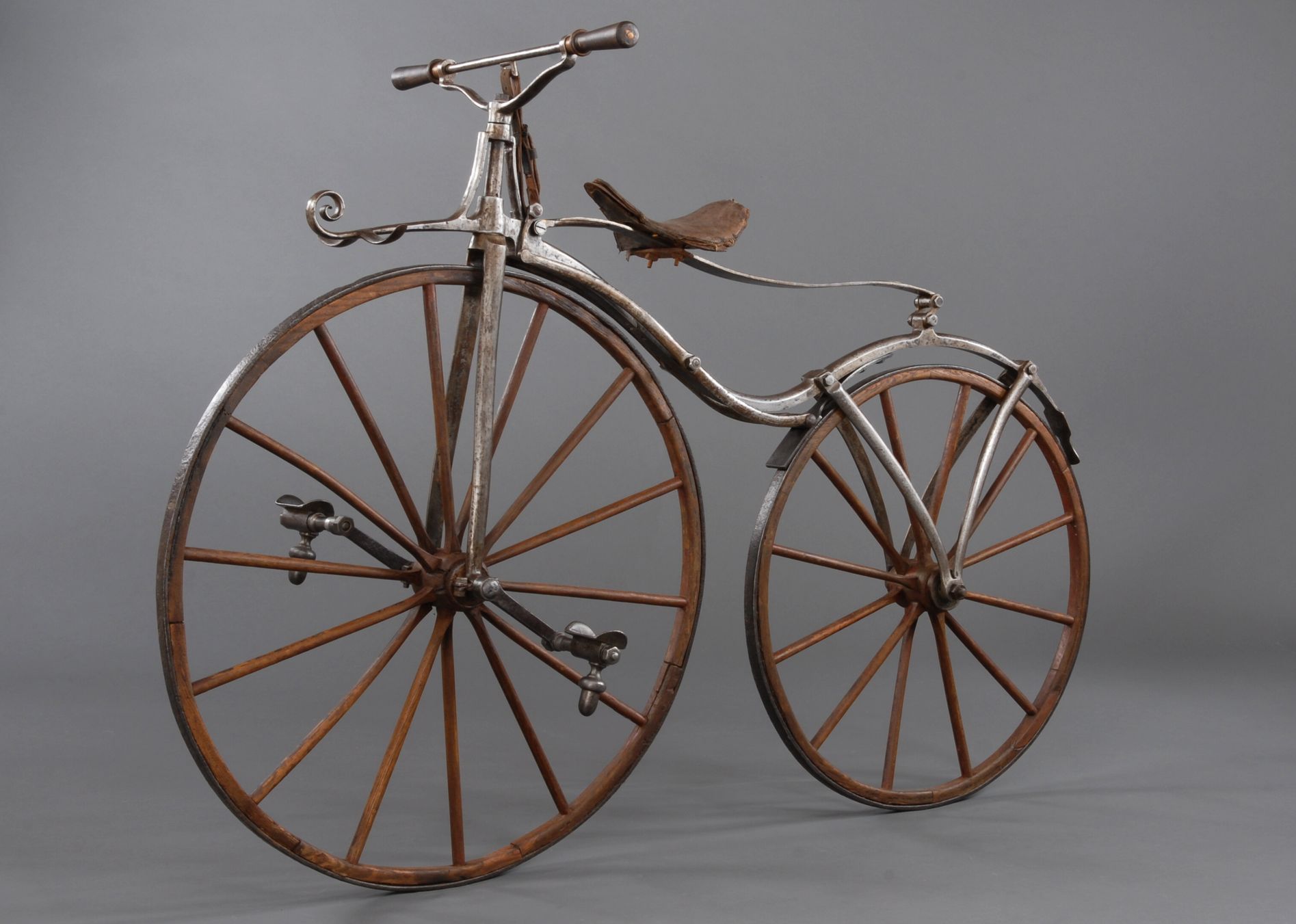 Díky kolegům z řad cyklistických nadšenců se Štěrba dostane i ke vzácným modelům. Pracoval třeba na tomto vysokém kole z šedesátých let 19. století.