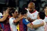 Když si Messi bral balón, aby pokutový kop zahrál, zničehonic se Frederick Kanouté vrhl po Fábregasovi.
