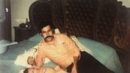V soukromí byl Escobar údajně starostlivý otec. Snímek z roku 1977.